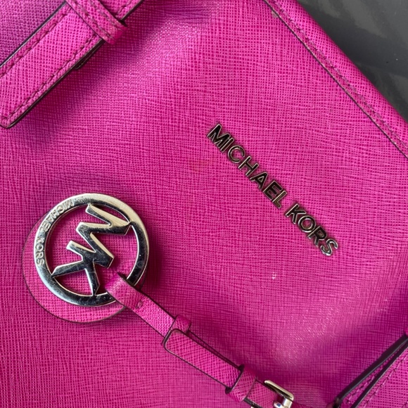 Magenta Micheal Kors bag ( HOT PINK) - Picture 2 of 5